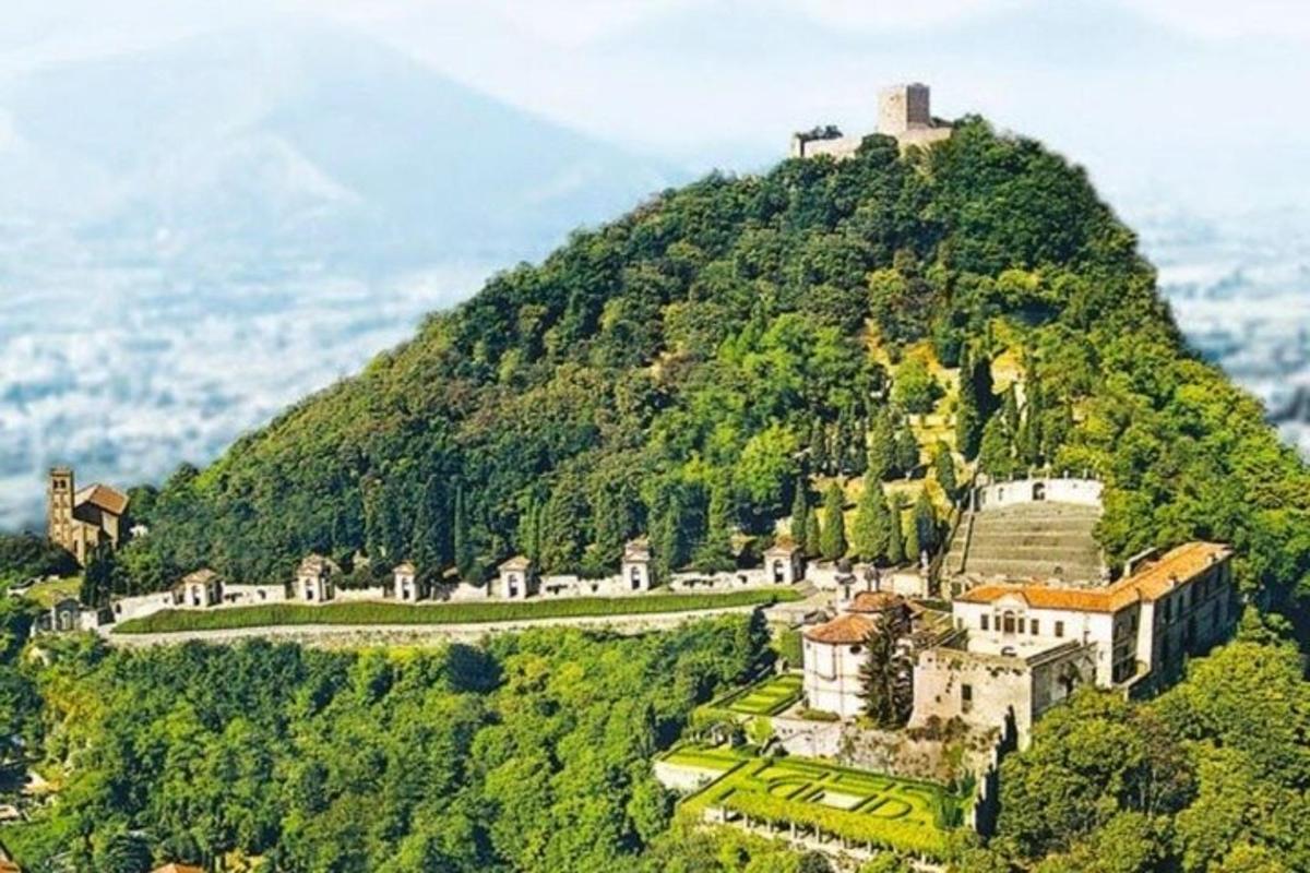 un castello sul fianco di una montagna