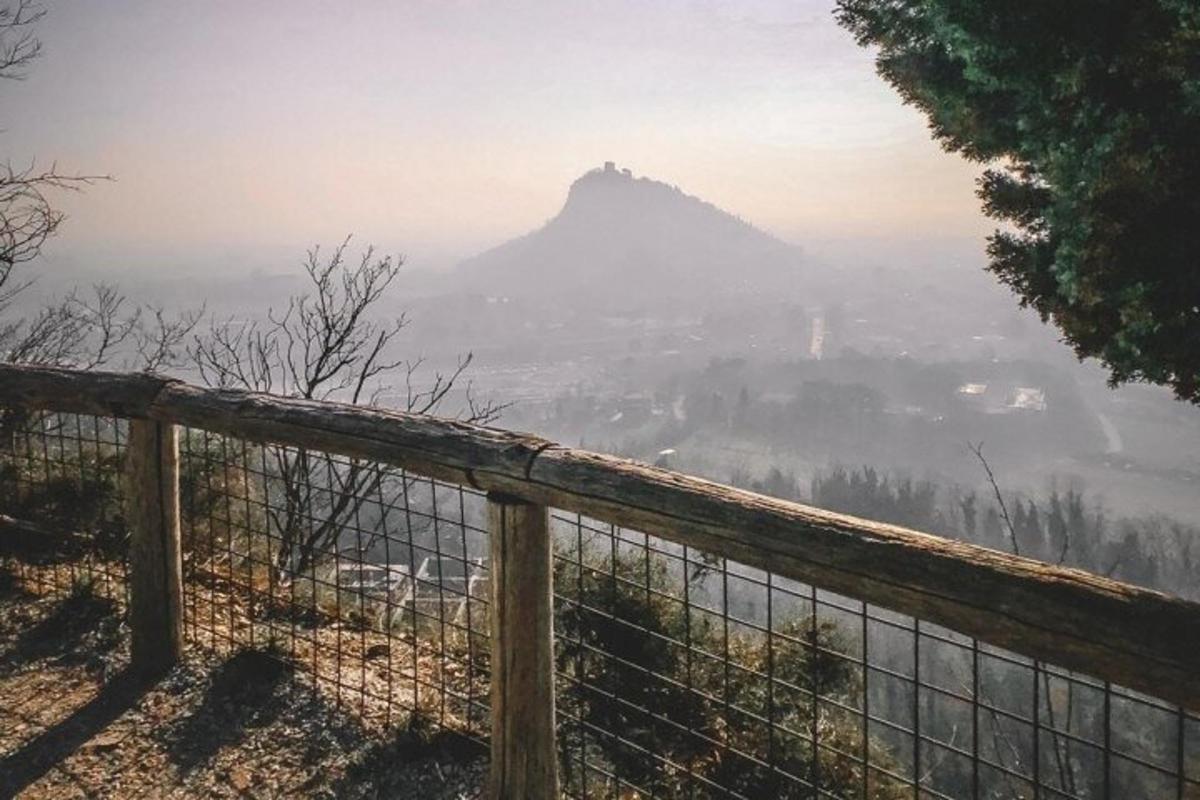 una vista di una montagna con una recinzione