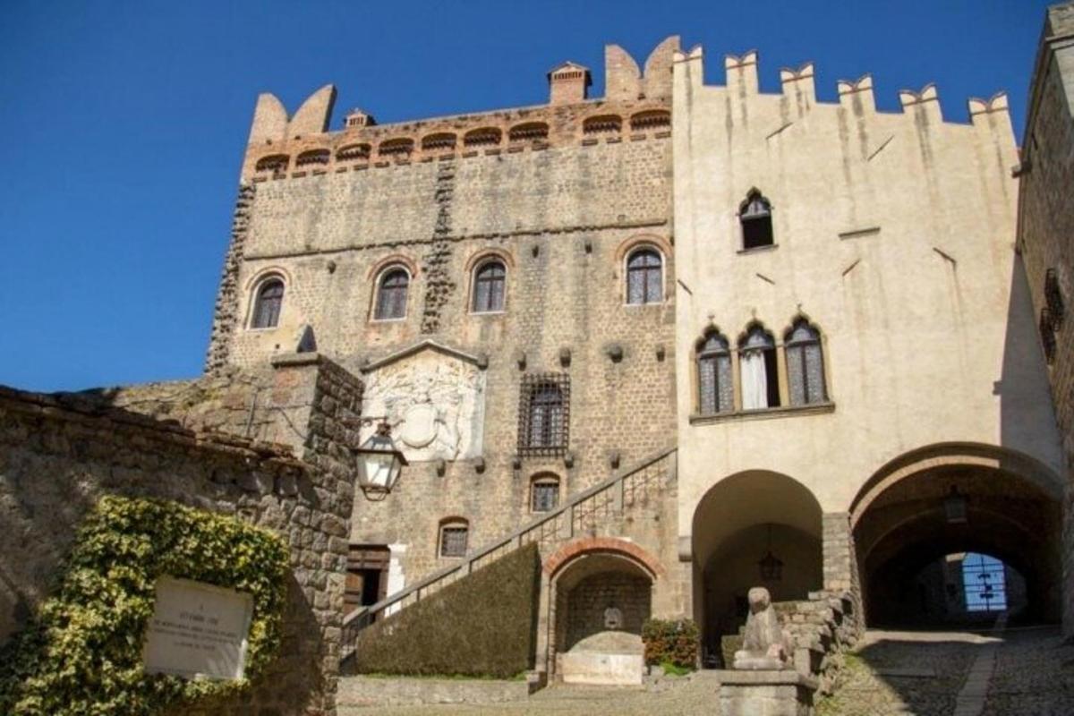 un grande edificio in pietra con un arco di fronte