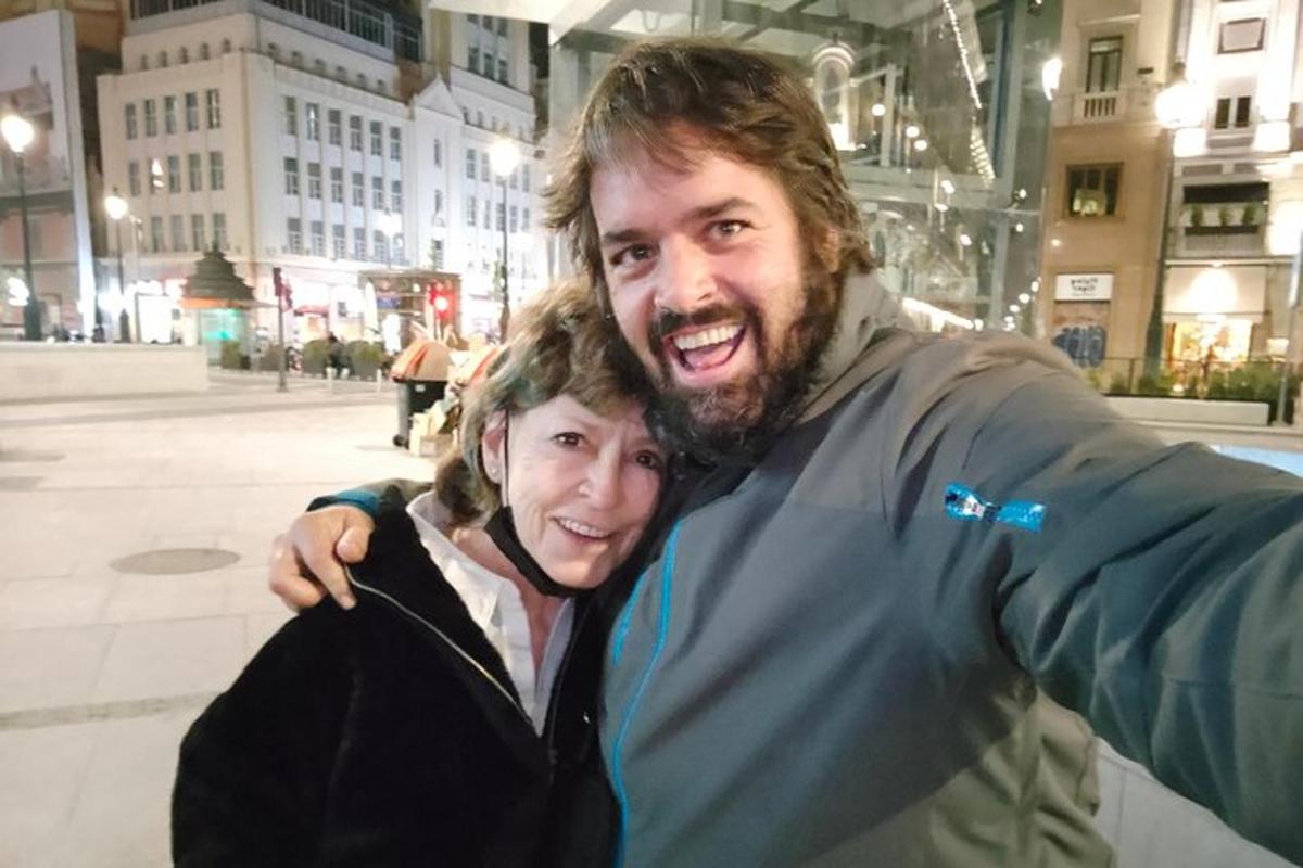 muž a žena pózují pro fotografii
