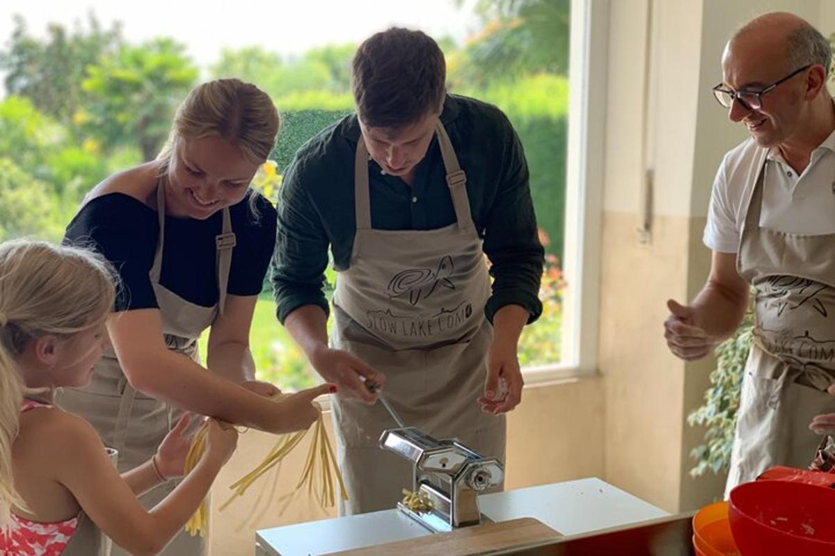 een groep mensen in een keuken die eten bereidt