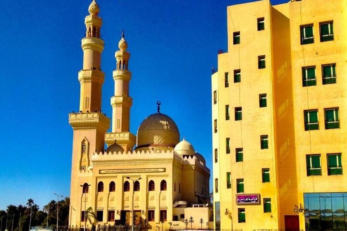 a building with a mosque with two domes on it