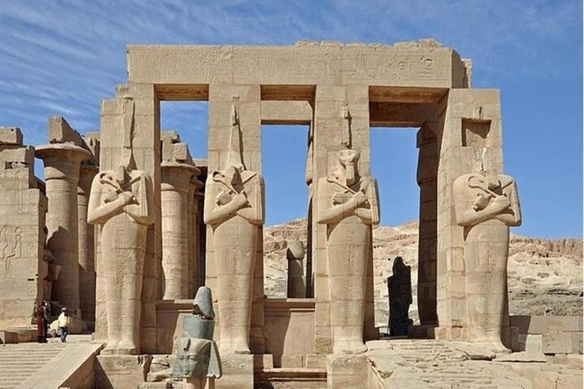 ein altes Gebäude mit Statuen in der Wüste