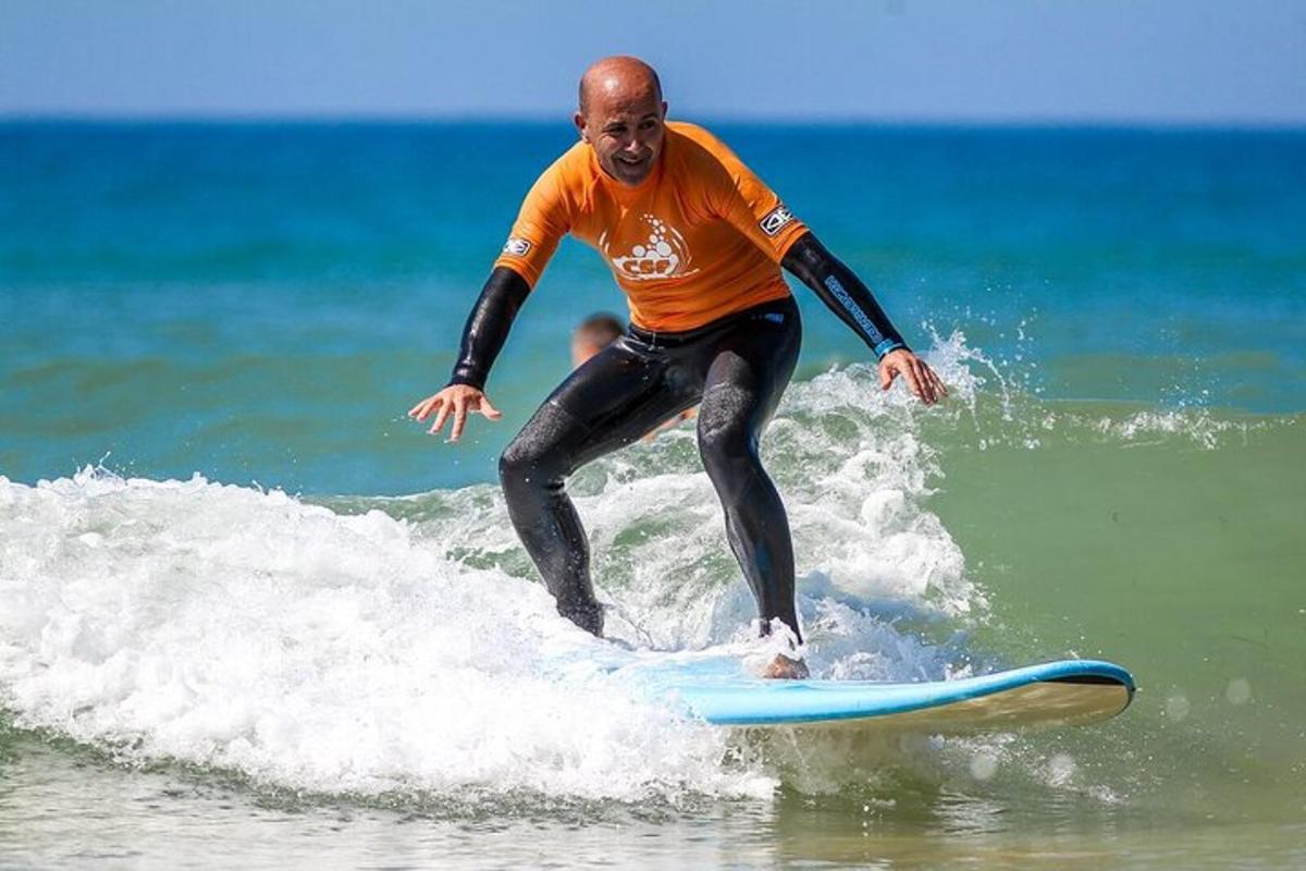 muž jazdiaci na vlne na surfovej doske v oceáne