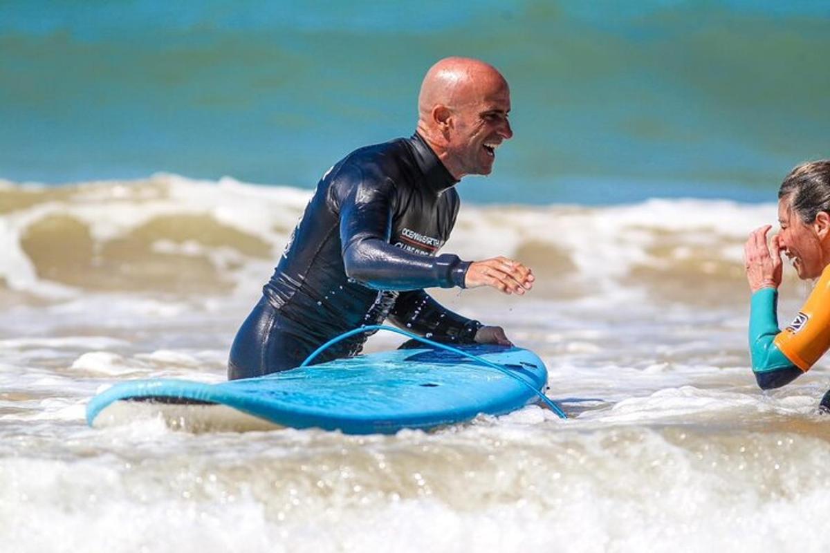 muž v neoprene na surfovej doske v oceáne