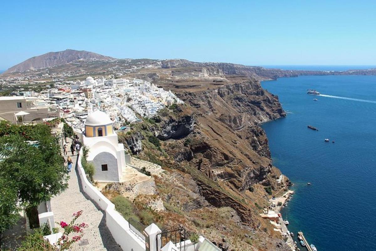Una vista de un pueblo en la ladera de un acantilado.