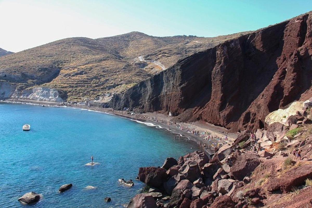 un grupo de personas en una playa junto a una montaña