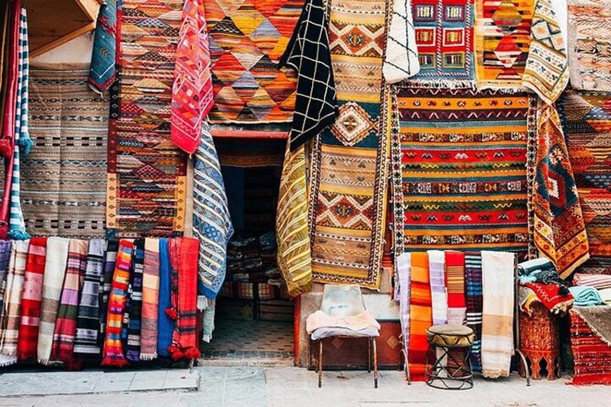 متجر به العديد من البطانيات والسجاد بألوان مختلفة