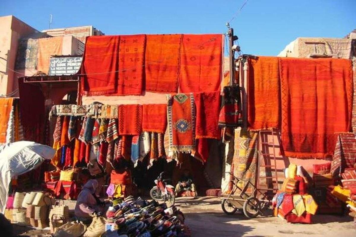 سوق مع بطانيات حمراء معلقة على مبنى