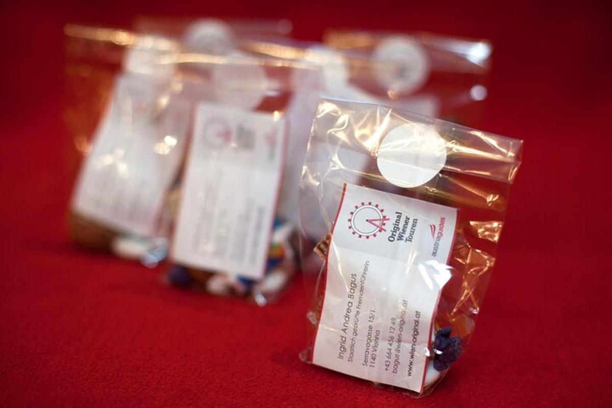 sekumpulan beg gula-gula di atas meja merah