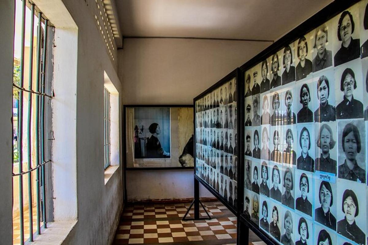 lorong dengan gambar hitam putih di dinding