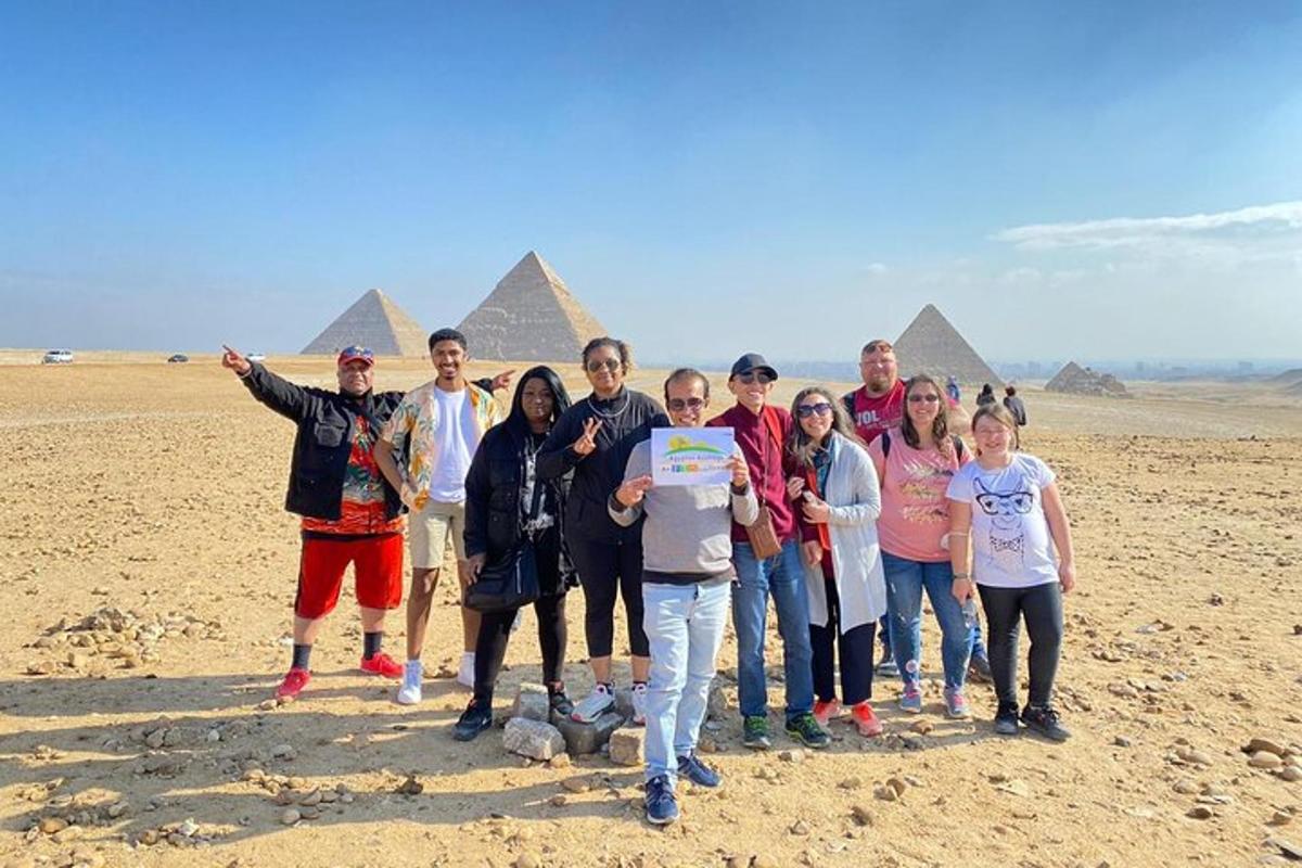 un gruppo di persone in piedi davanti alle piramidi