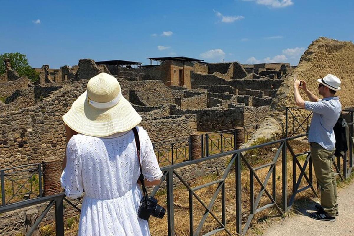 un uomo e una donna che scattano una foto di una rovina