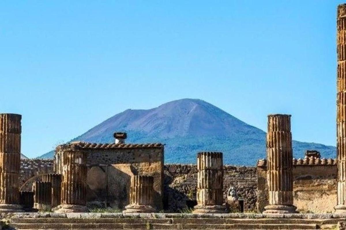 山を背景にした古代の建物