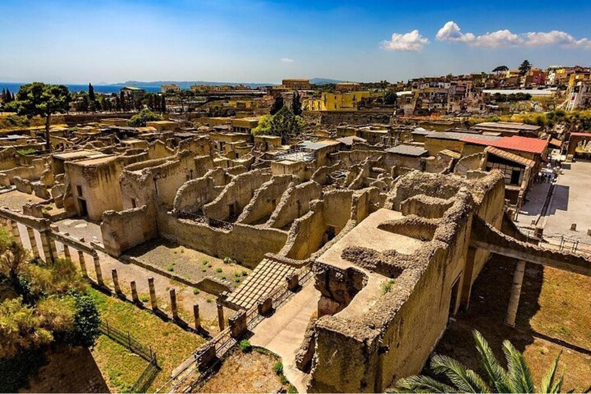 una vista aerea di una città antica con edifici
