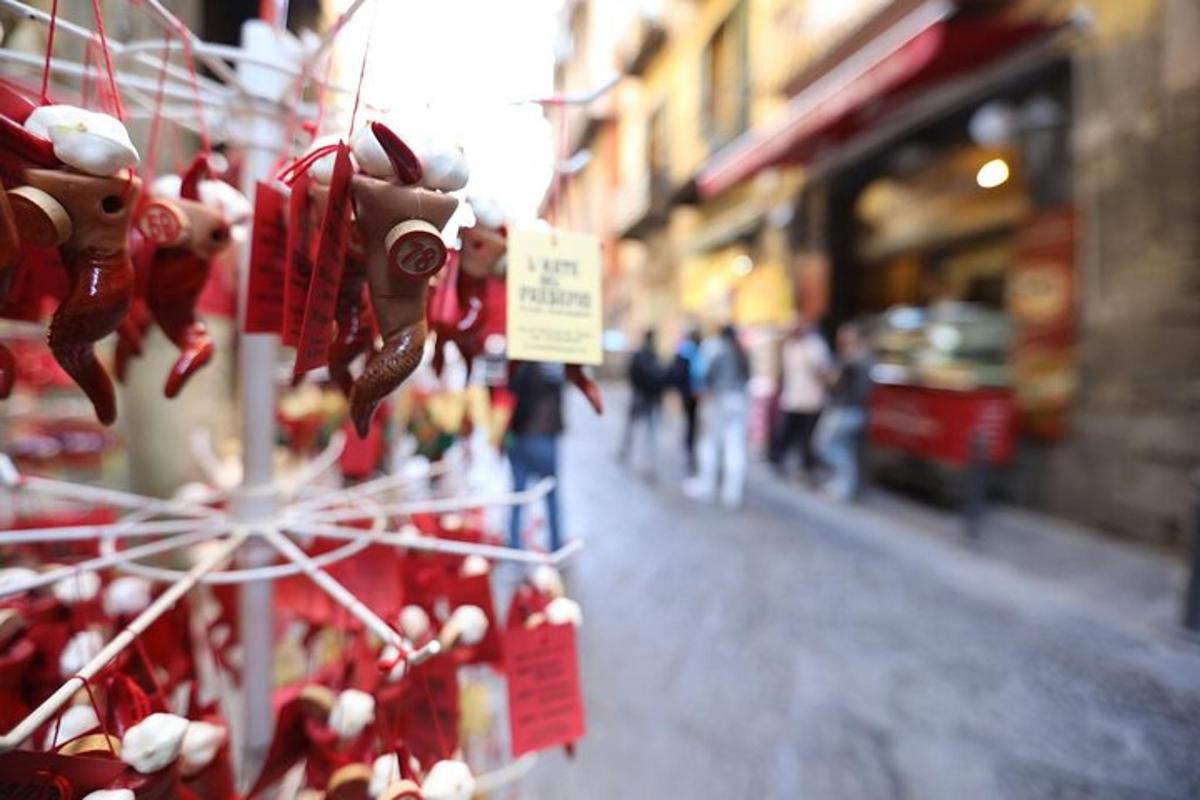 un gruppo di decorazioni natalizie appese su una strada