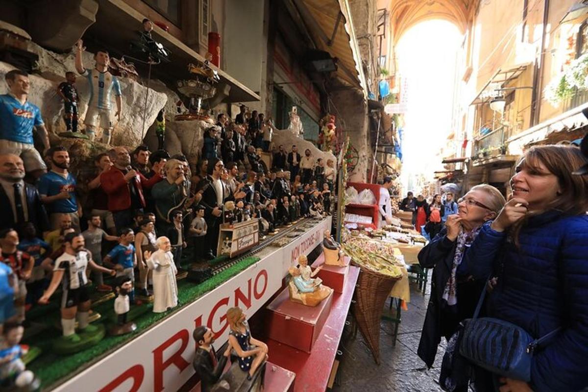 una donna in piedi davanti a una mostra di statuette giocattolo