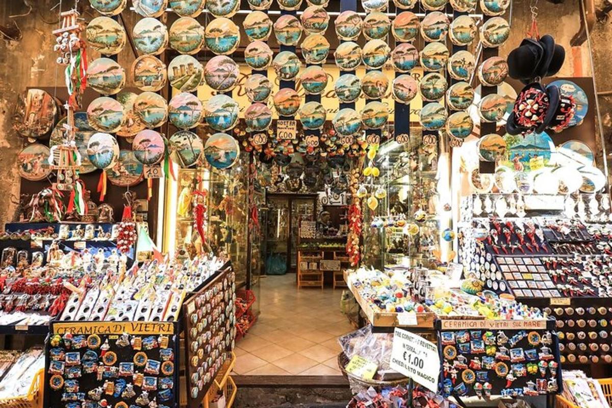 un negozio pieno di tantissimi tipi diversi di merce