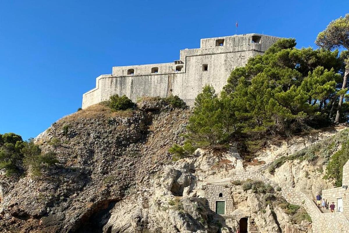 ένα κάστρο στην πλαγιά ενός βουνού
