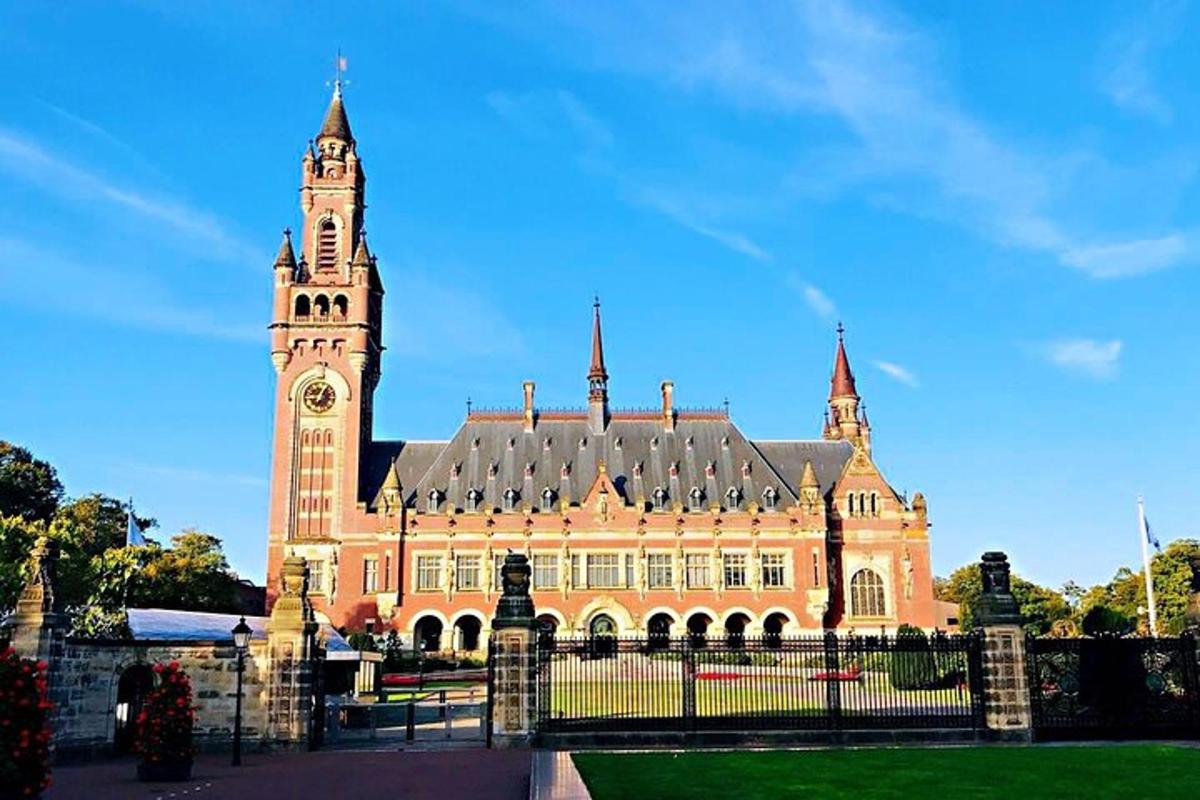um grande edifício de tijolos com uma torre de relógio
