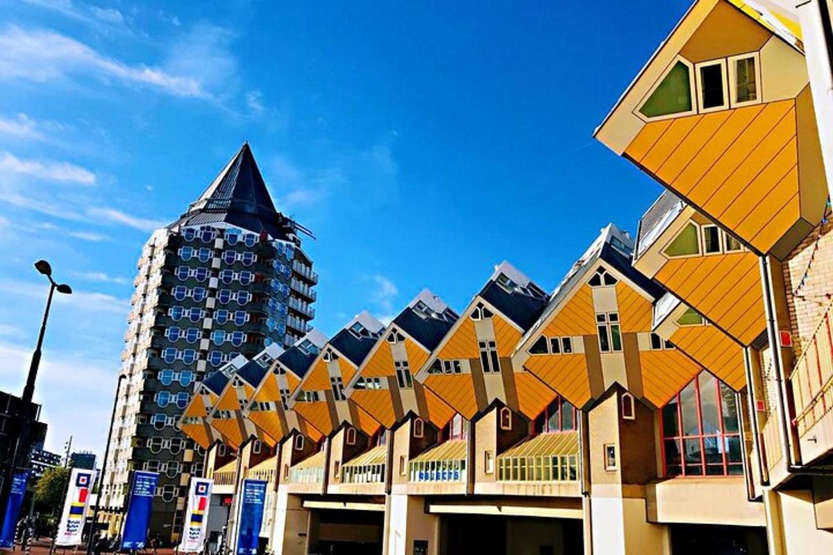 uma fileira de edifícios amarelos com um edifício alto