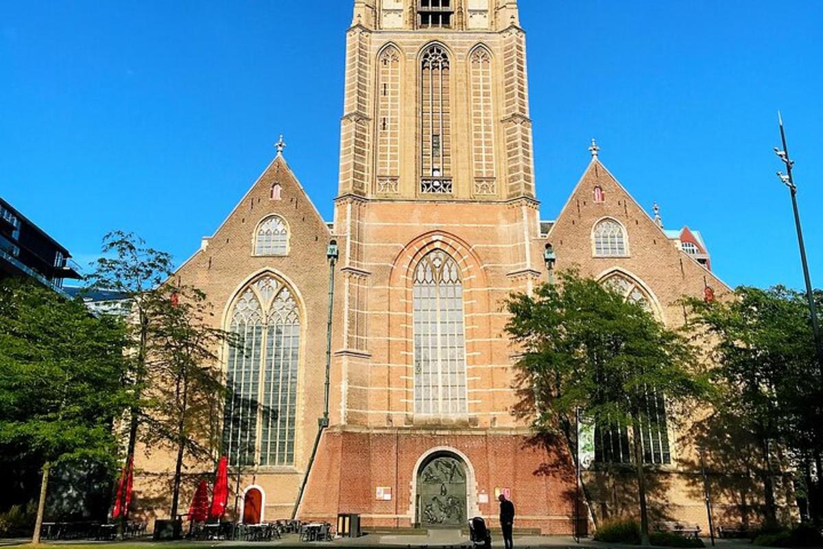 uma grande igreja com uma alta torre do relógio