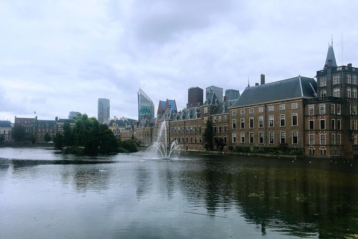 uma cidade com uma fonte no meio de um lago