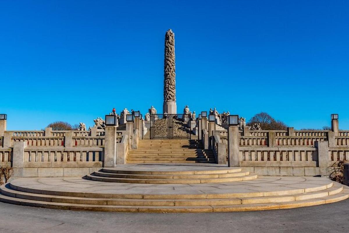 un edificio con scale e una statua al centro