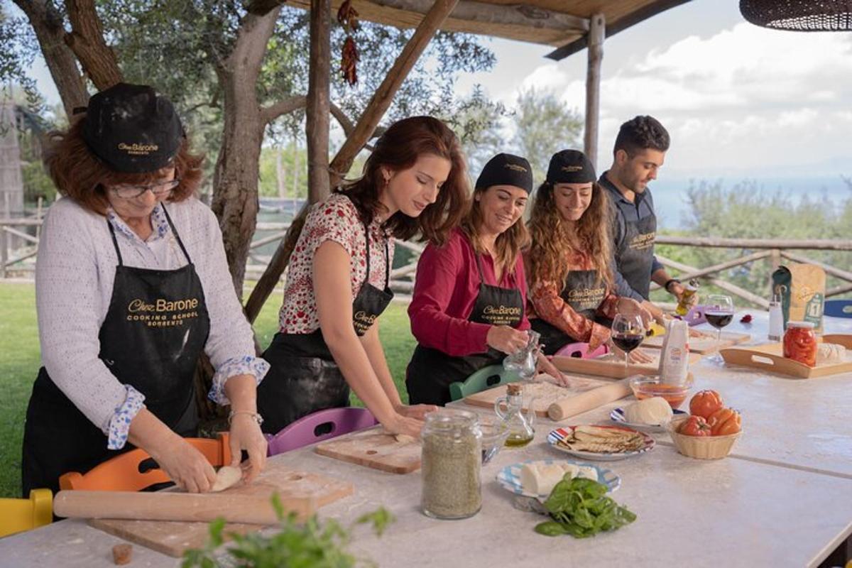 een groep mensen die rond een tafel staan en eten bereiden