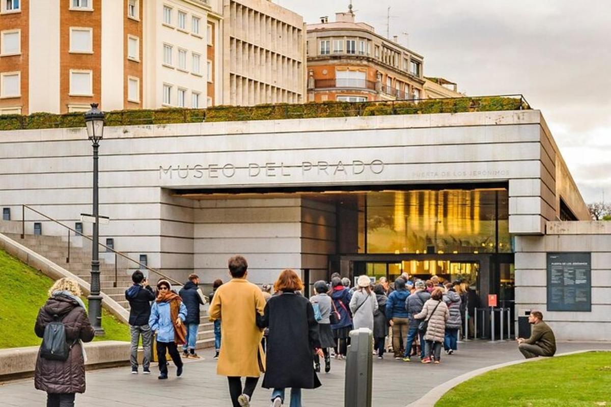 una multitud de personas caminando frente a un edificio