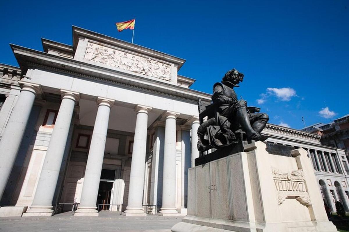 una estatua frente a un edificio con una bandera