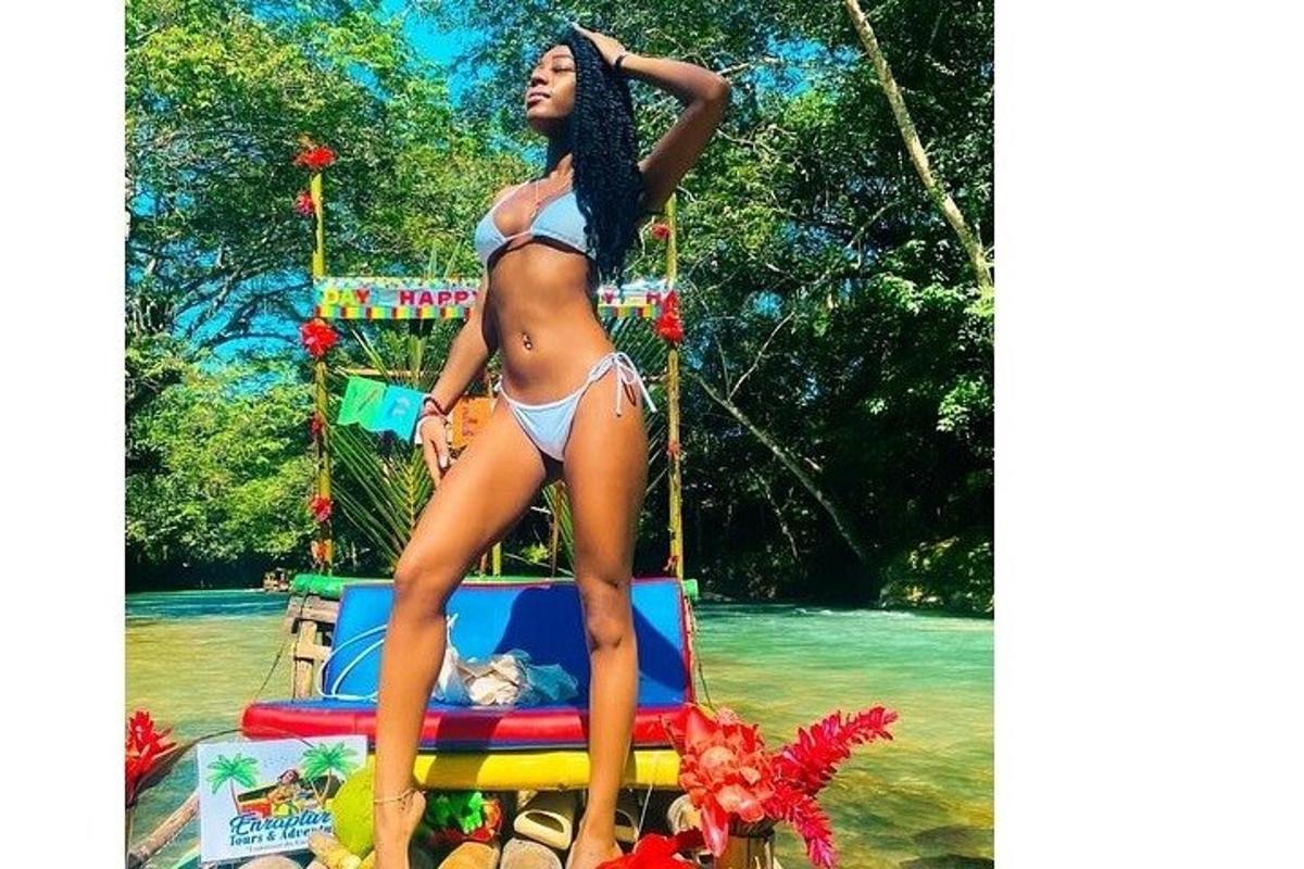 una dona en bikini dempeus en una bassa