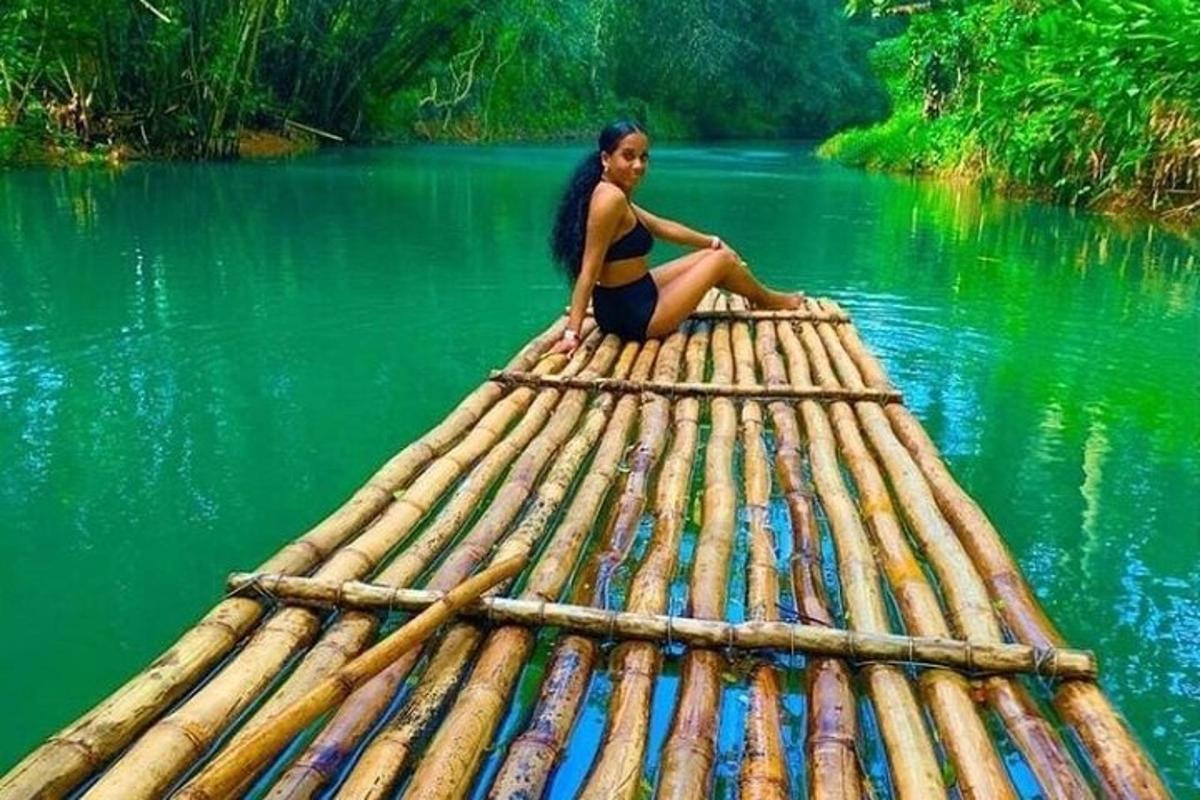 una dona asseguda a sobre d'una bassa a l'aigua