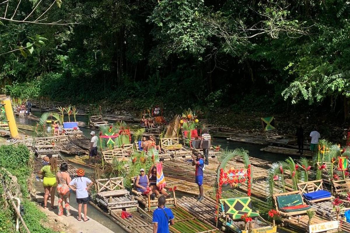 un grup de persones dretes al voltant d'un jardí