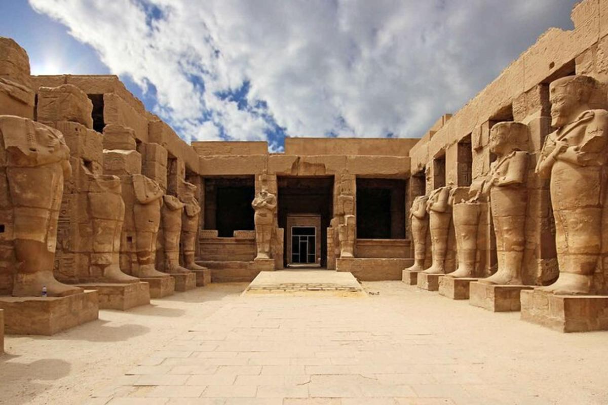 Un edificio con estatuas a los lados.