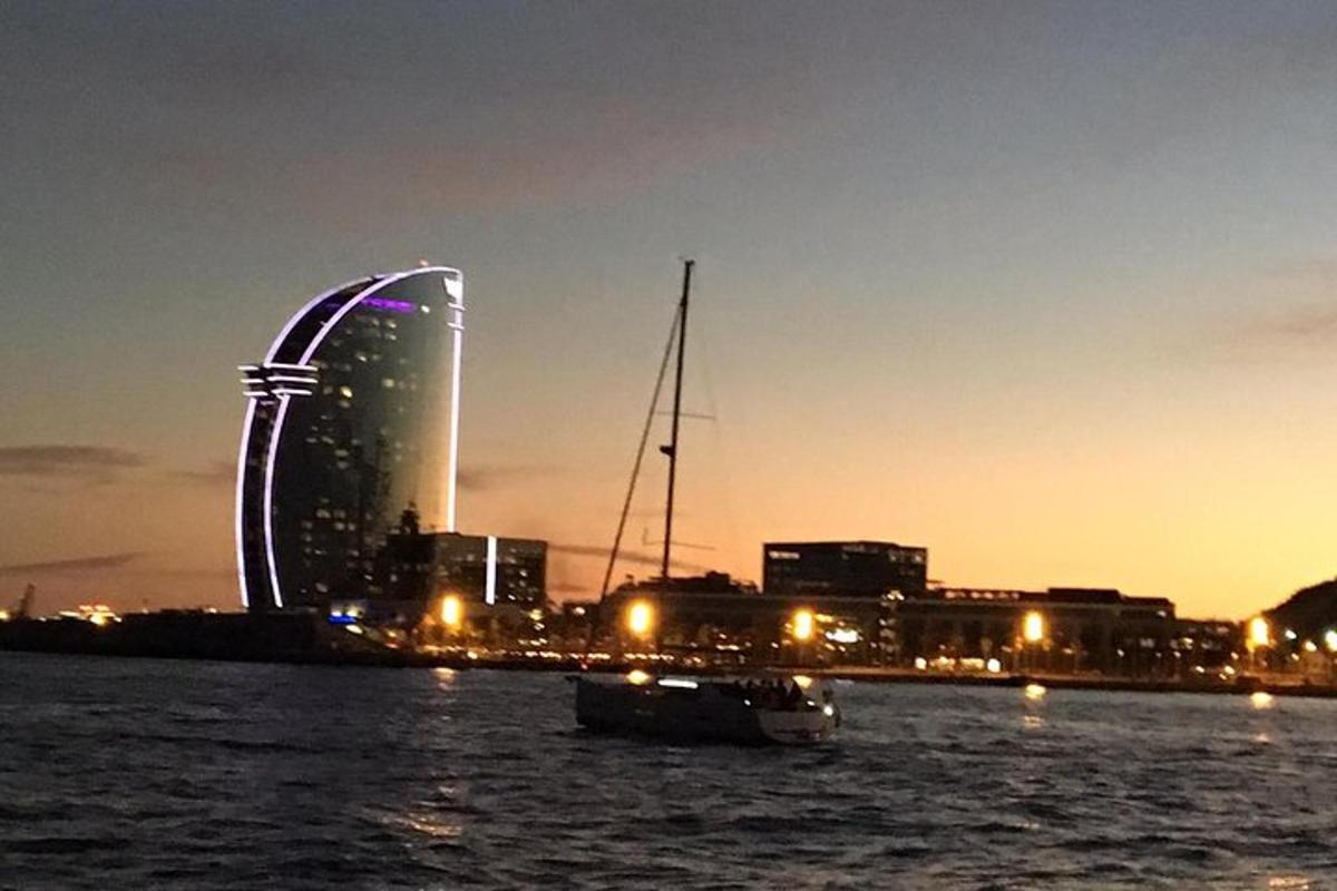 una vista di un edificio di notte con una barca in acqua