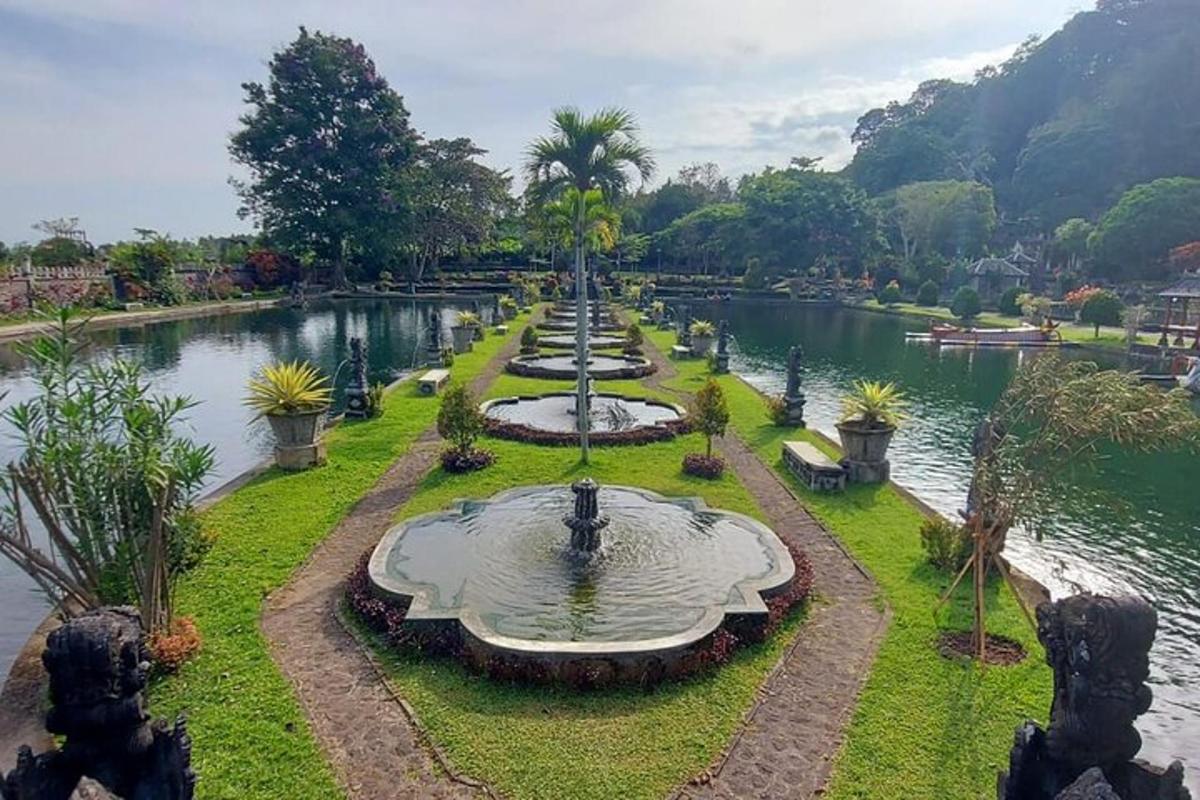 park s fontánou uprostřed jezera