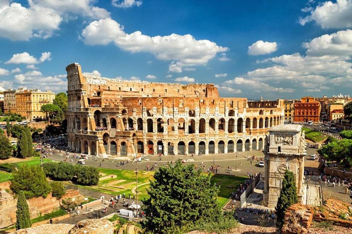 un grande edificio in una città in una giornata di sole