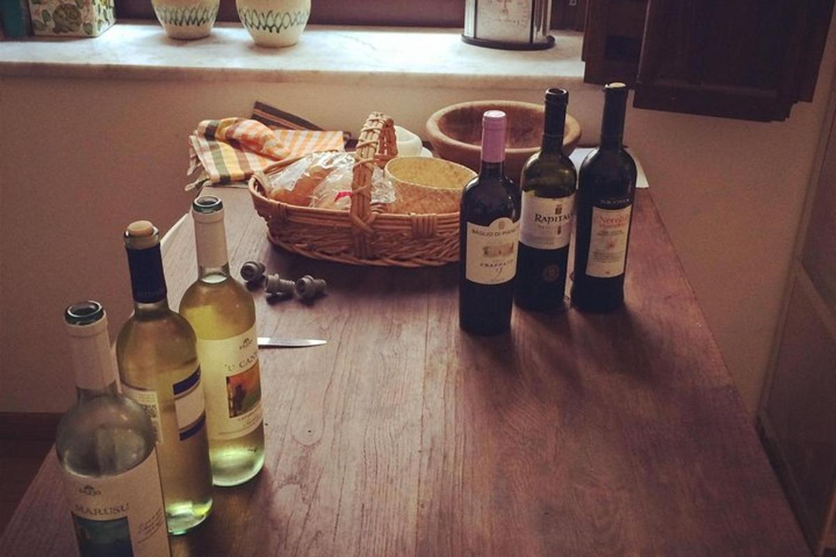 grupa butelek wina na stole z koszem