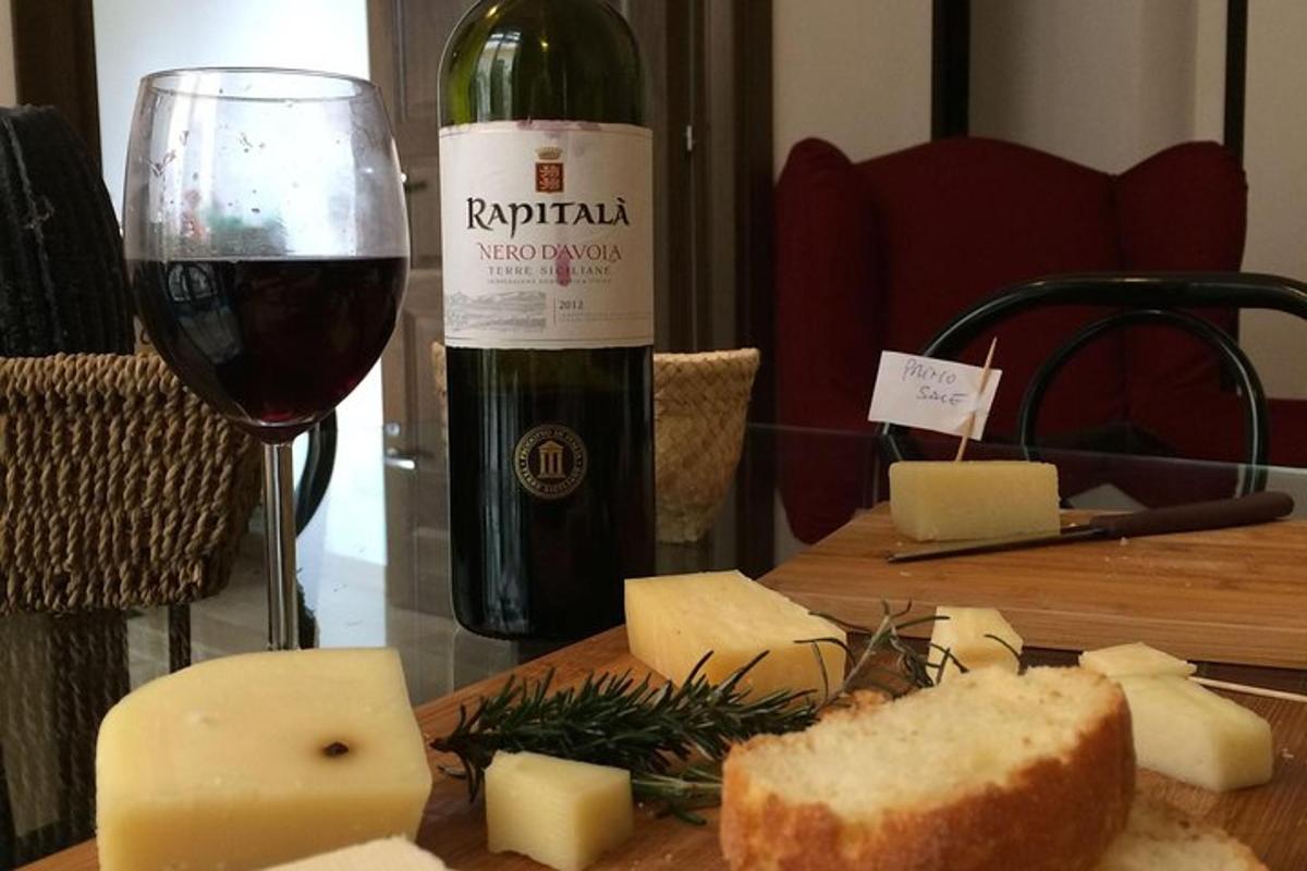 butelka wina i sera oraz kieliszek wina
