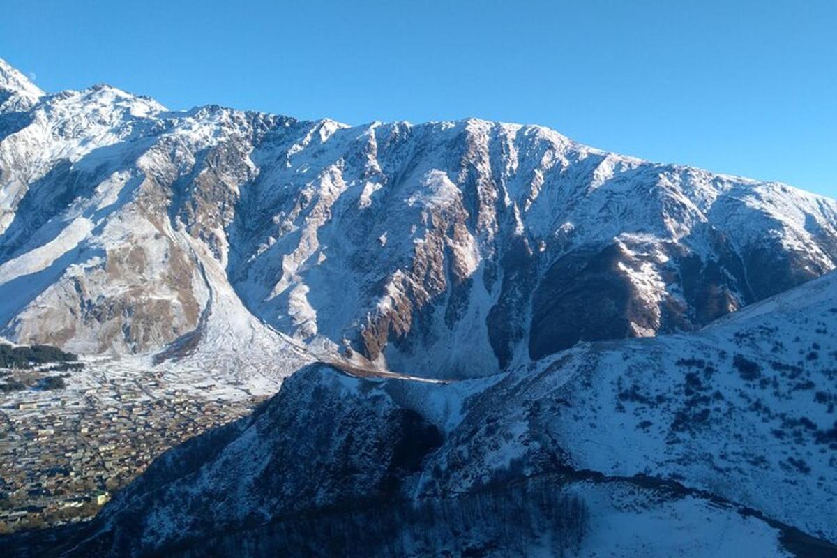 una vista aérea de una montaña cubierta de nieve