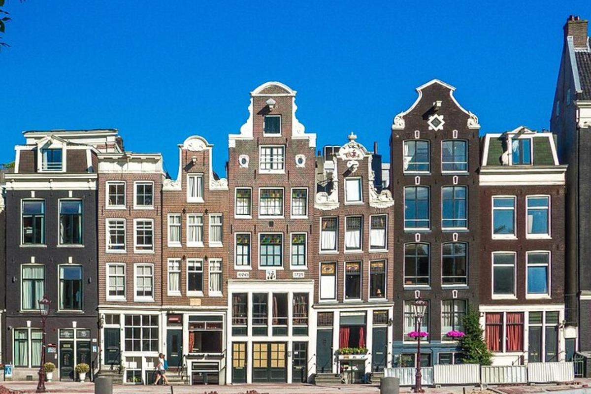 un grupo de grandes edificios en una ciudad