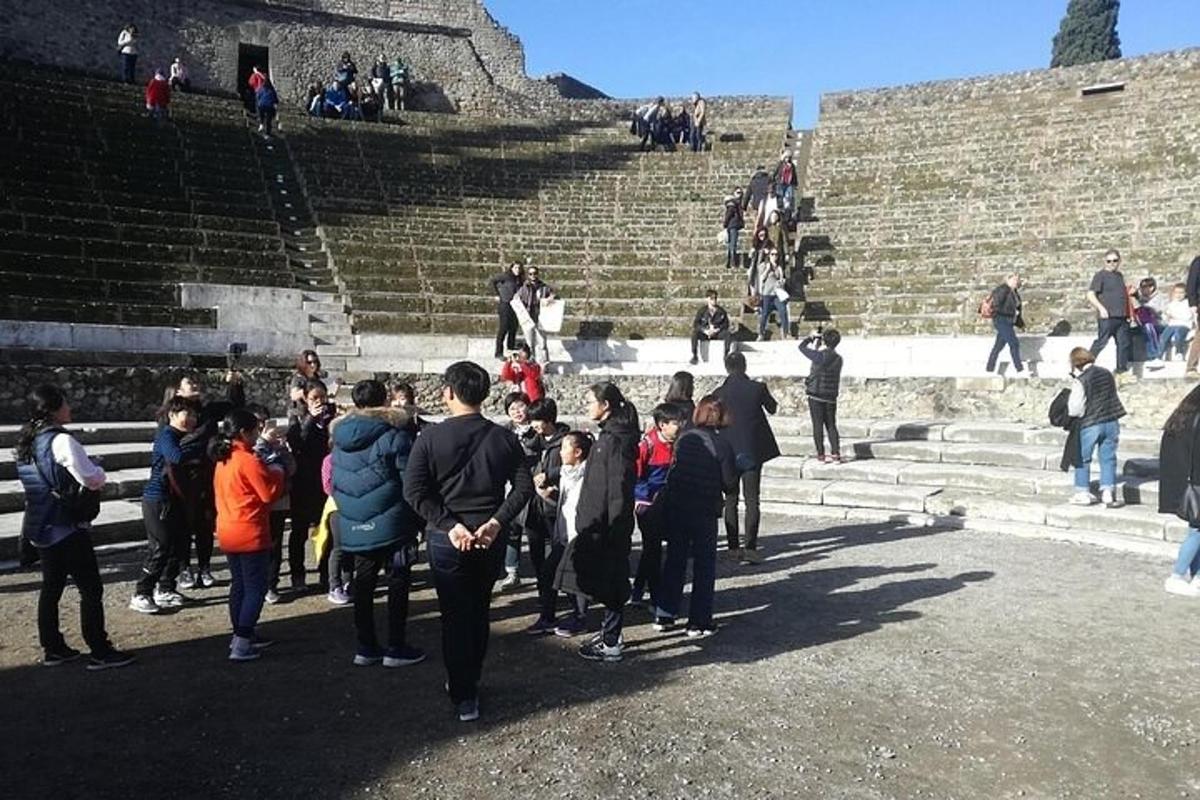 μια ομάδα ανθρώπων που στέκονται στα σκαλιά ενός αμφιθεάτρου