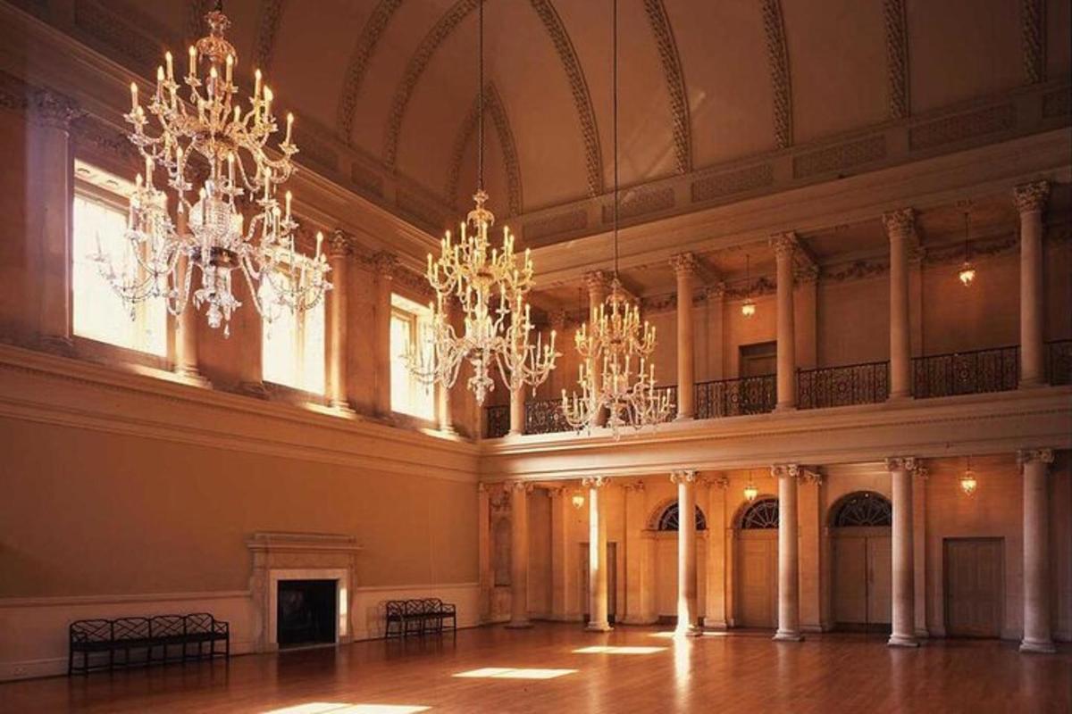 Una habitación vacía con candelabros en un edificio.