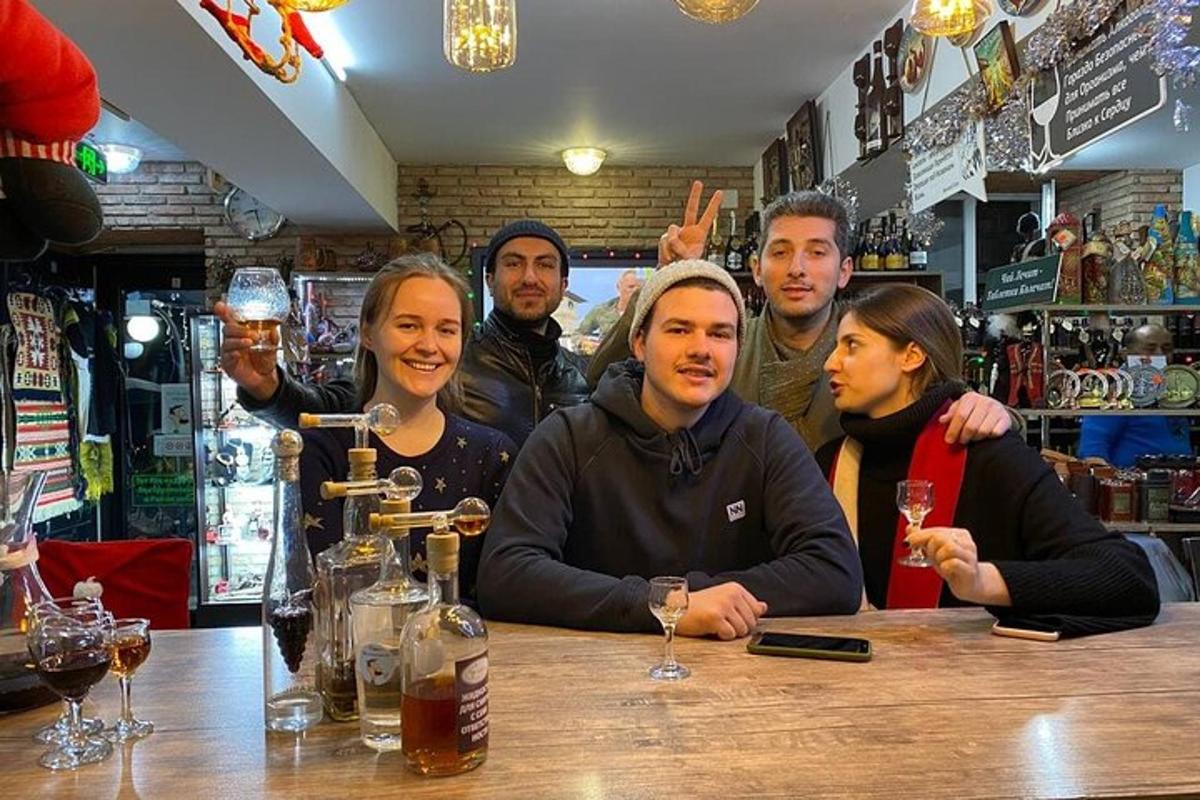 un grupo de personas sentadas en una mesa en un bar