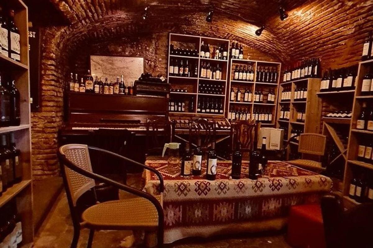 Un bar con una mesa y un piano en una habitación.