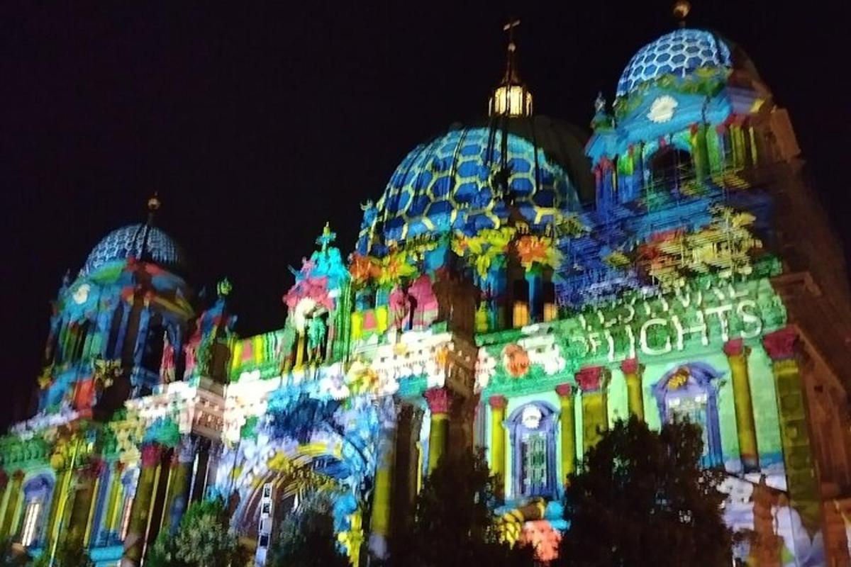 un edificio illuminato con luci di Natale