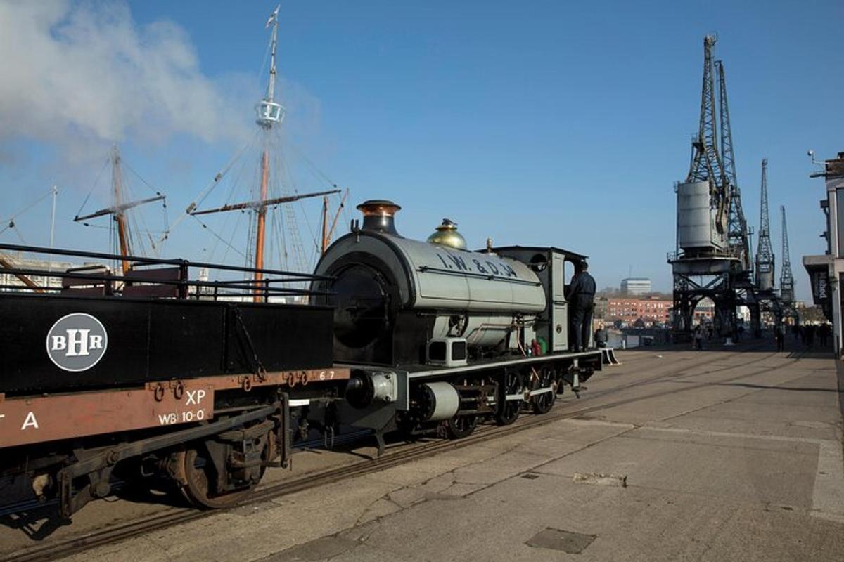 Un tren parado en las vías junto a un muelle