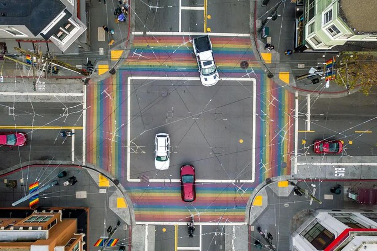 Una vista aérea de una calle con coches y un arcoíris.