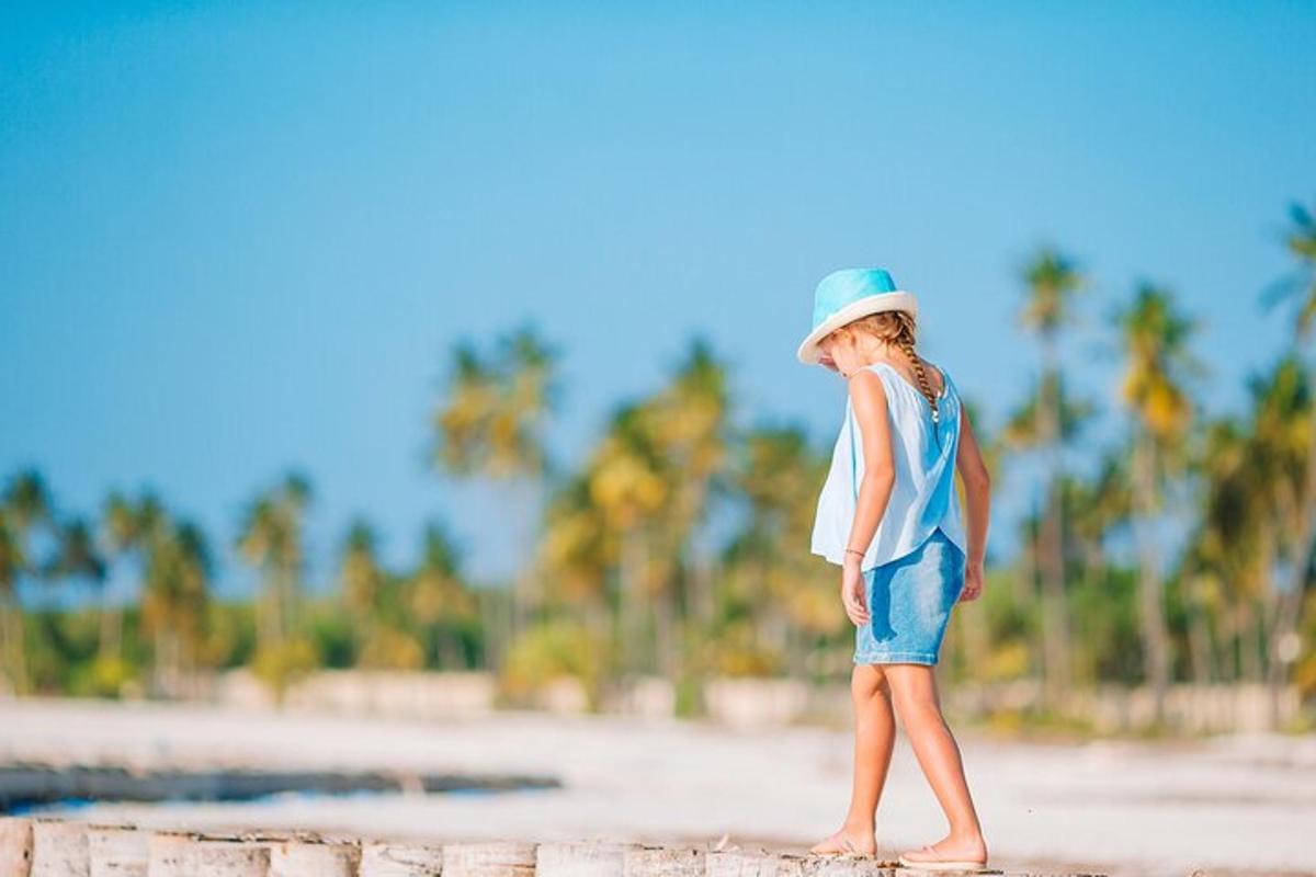 mlada žena hoda plažom